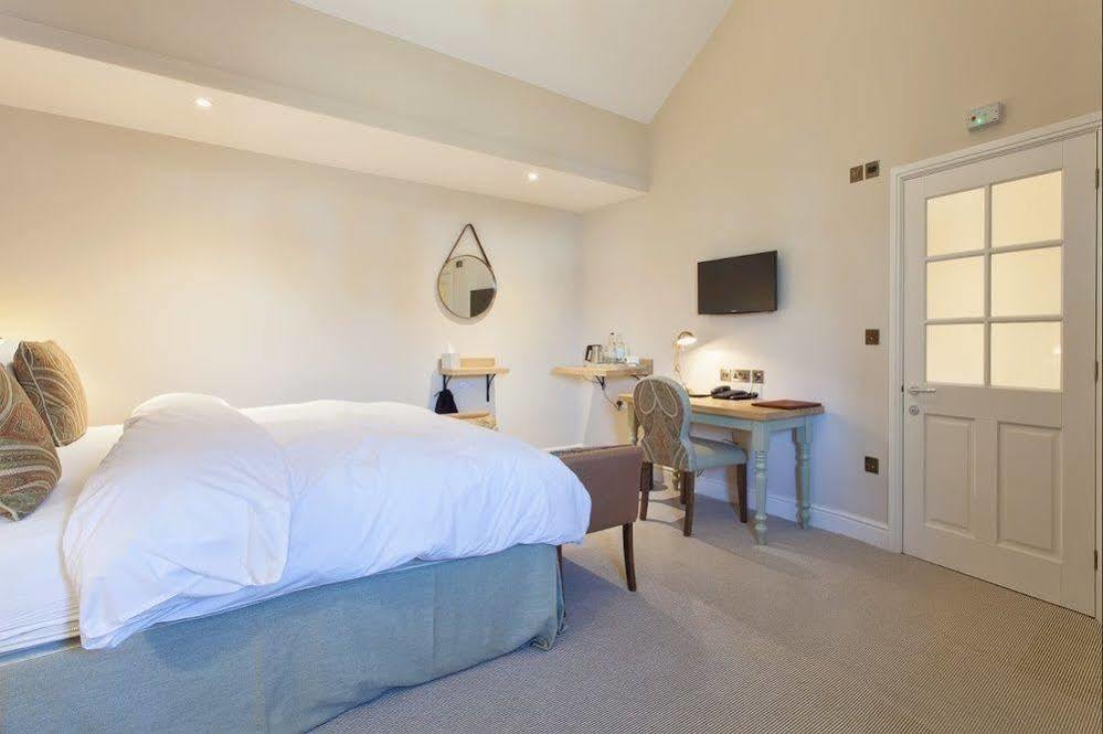 The Inn West End Woking Exterior foto